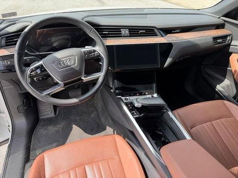 Used 2022 Audi e-tron Premium Plus w/ Premium Plus Package AWD/4WD image 13