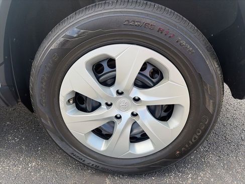 Used 2020 Toyota RAV4 LE FWD image 11