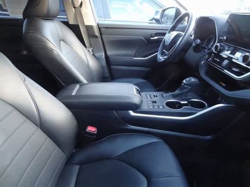 Used 2024 Toyota Highlander XLE image 11