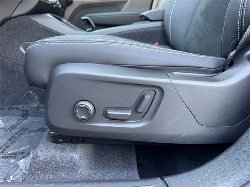 Certified 2025 Volvo XC40 B5 Plus image 28