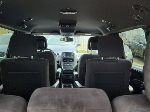 Used 2019 Dodge Grand Caravan SE FWD image 12