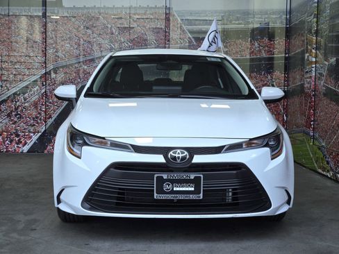 Certified 2025 Toyota Corolla LE image 3