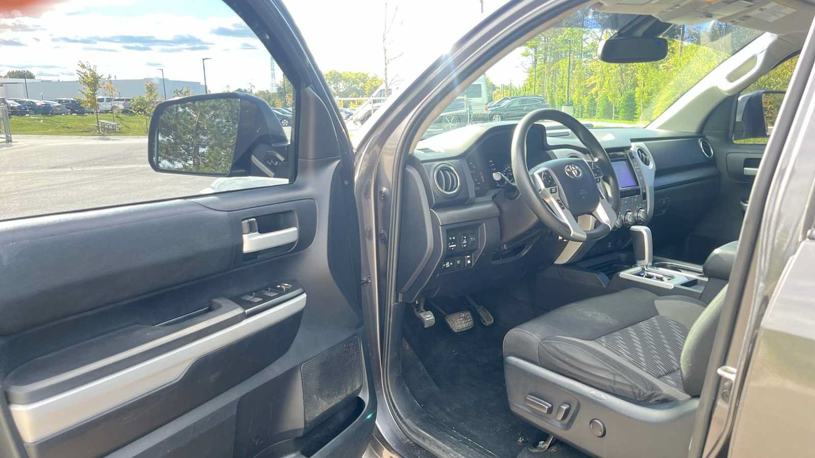 Used 2018 Toyota Tundra SR5 w/ SR5 Upgrade Package AWD/4WD image 15