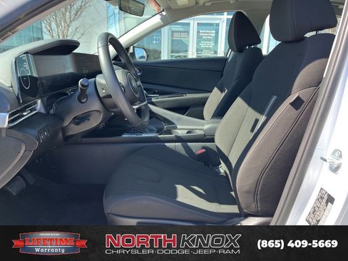 Used 2025 Hyundai Elantra SEL image 3