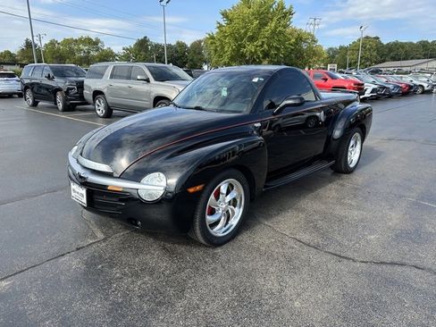 Used 2004 Chevrolet SSR w/ Preferred Equipment Group image 3