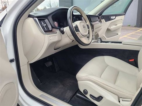 Used 2022 Volvo XC60 B5 Momentum image 13