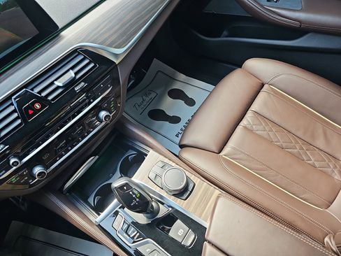 Used 2019 BMW M550i xDrive w/ Premium Package image 25