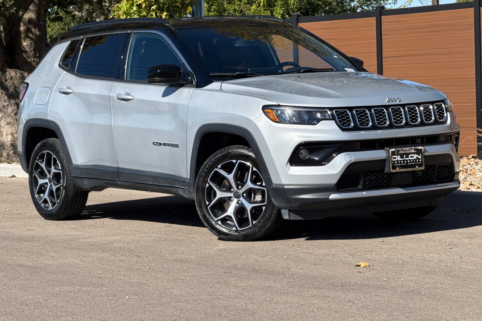 Used 2025 Jeep Compass Limited AWD/4WD image 2