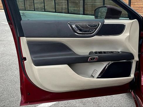 Used 2017 Lincoln Continental Reserve w/ Technology Package FWD image 18
