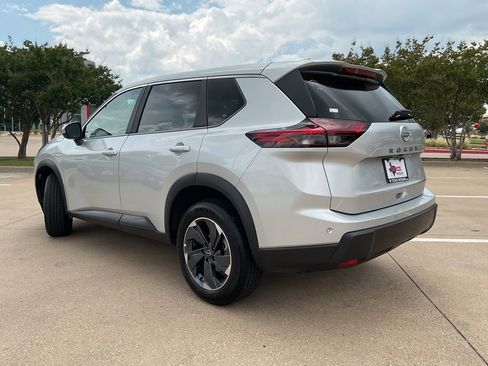 Used 2025 Nissan Rogue SV FWD image 6
