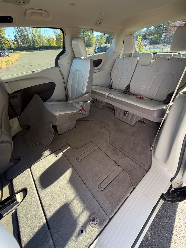 Used 2017 Chrysler Pacifica Touring-L FWD image 44