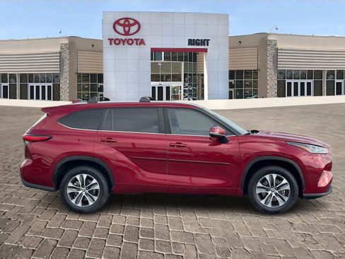 Certified 2023 Toyota Highlander XLE image 9