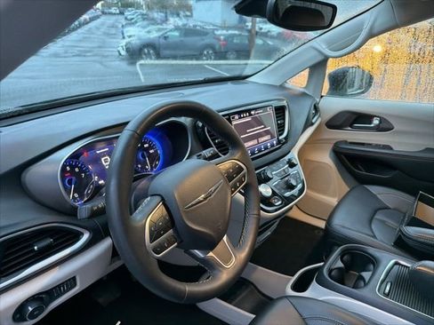 Used 2023 Chrysler Pacifica Touring-L image 5