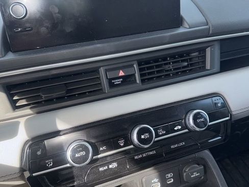 Used 2025 Honda Pilot Touring image 14