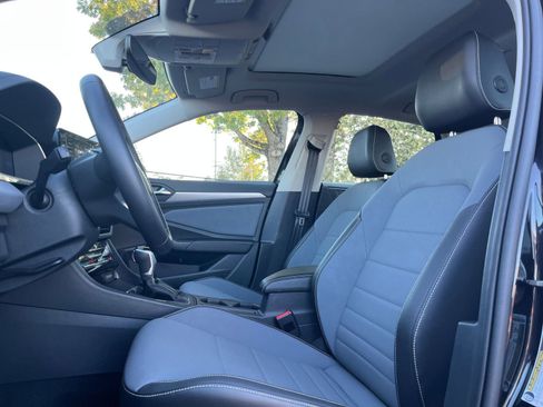 Used 2025 Volkswagen Jetta SE image 27