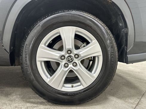 Used 2023 Toyota Highlander LE FWD image 11
