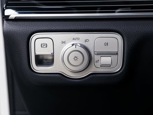 Used 2025 Mercedes-Benz GLE 450e 4MATIC w/ AMG Line Interior image 10