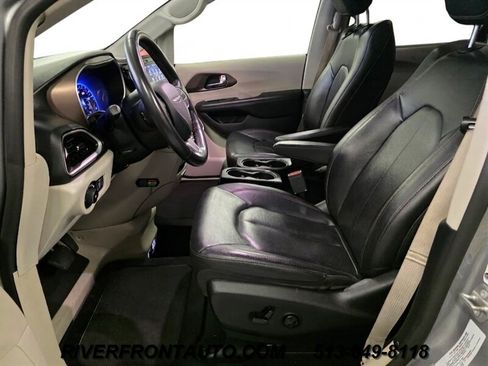 Used 2019 Chrysler Pacifica Touring-L FWD image 6
