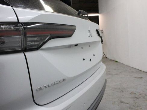 New 2025 Mitsubishi Outlander SE image 4