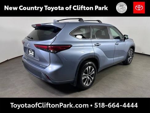 Used 2023 Toyota Highlander XLE AWD/4WD image 3