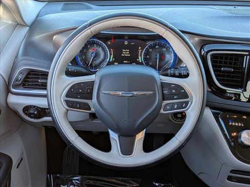 Used 2017 Chrysler Pacifica Limited image 15