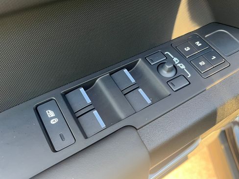 Used 2025 Land Rover Defender 110 V8 image 32