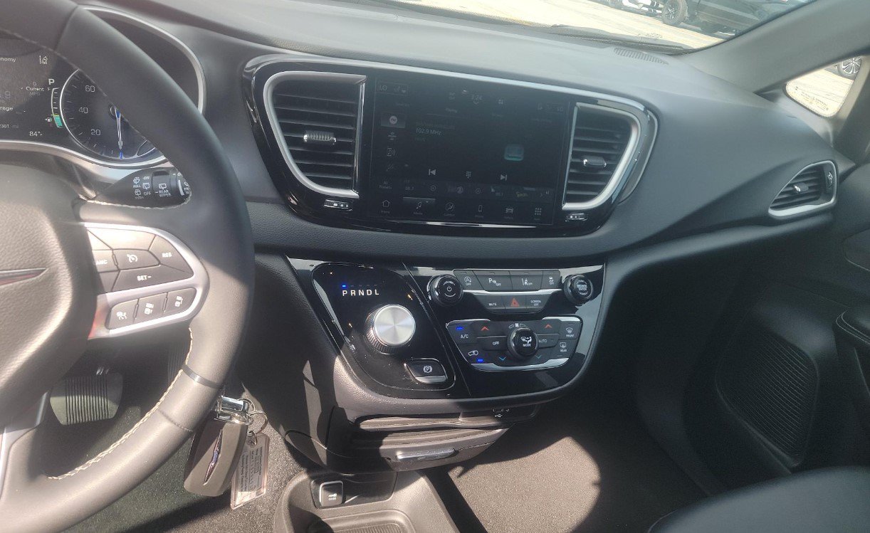 Used 2026 Chrysler Pacifica Select FWD image 9