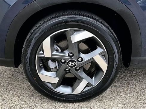 Used 2025 Hyundai Venue Limited image 28