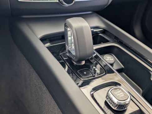 Used 2024 Volvo XC60 B5 Core image 34