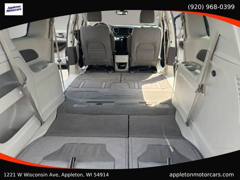 Used 2018 Chrysler Pacifica Touring Plus FWD image 29