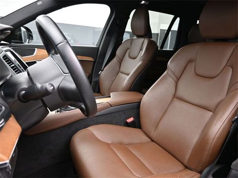 Used 2022 Volvo XC90 T6 Momentum image 9