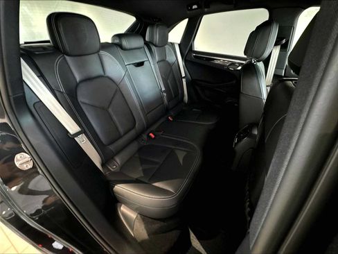 Used 2026 Porsche Macan AWD/4WD image 31