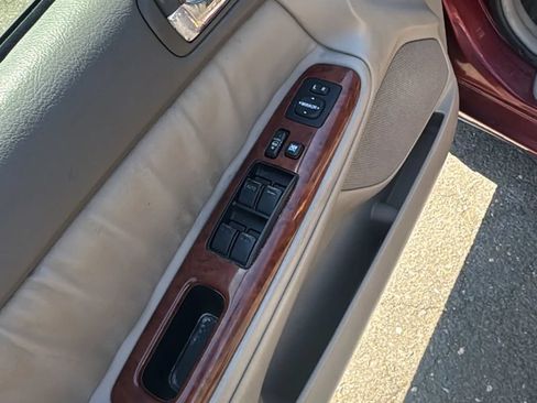 Used 2005 Toyota Camry LE FWD image 10