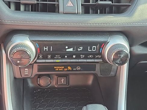 Used 2021 Toyota RAV4 LE AWD/4WD image 18