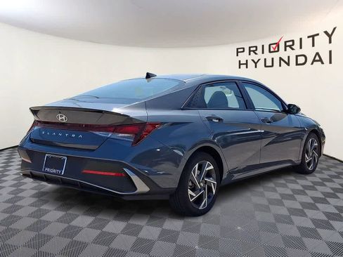 Used 2025 Hyundai Elantra Sport image 4
