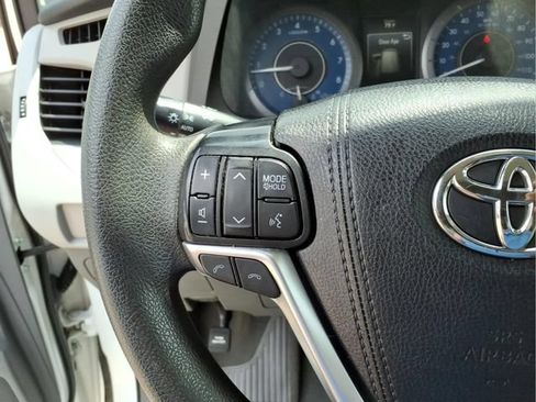 Used 2020 Toyota Sienna L FWD image 16