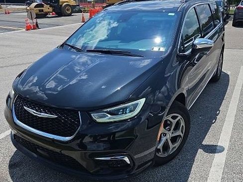 Used 2022 Chrysler Pacifica Limited w/ Uconnect Theater Family Group AWD/4WD image 1