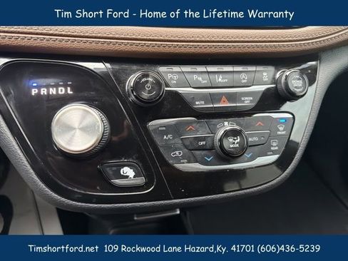 Used 2018 Chrysler Pacifica Limited w/ Tire & Wheel Group FWD image 12