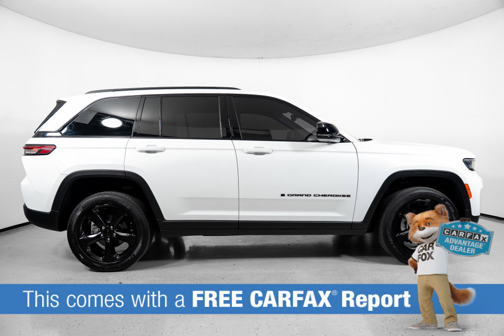 Used 2023 Jeep Grand Cherokee Altitude AWD/4WD image 3