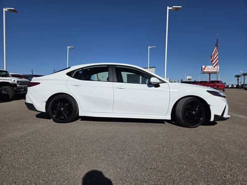Used 2025 Toyota Camry SE image 8