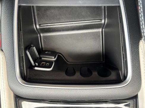 Used 2023 Chrysler Pacifica Limited w/ Uconnect Theater Family Group FWD image 26
