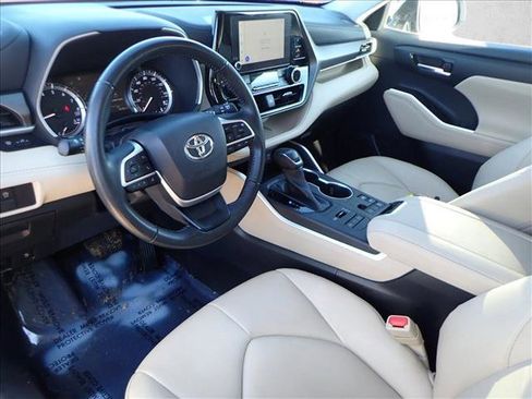 Used 2023 Toyota Highlander XLE image 11
