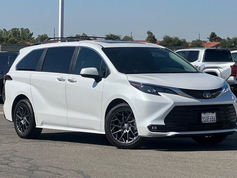 Used 2025 Toyota Sienna XLE FWD image 2