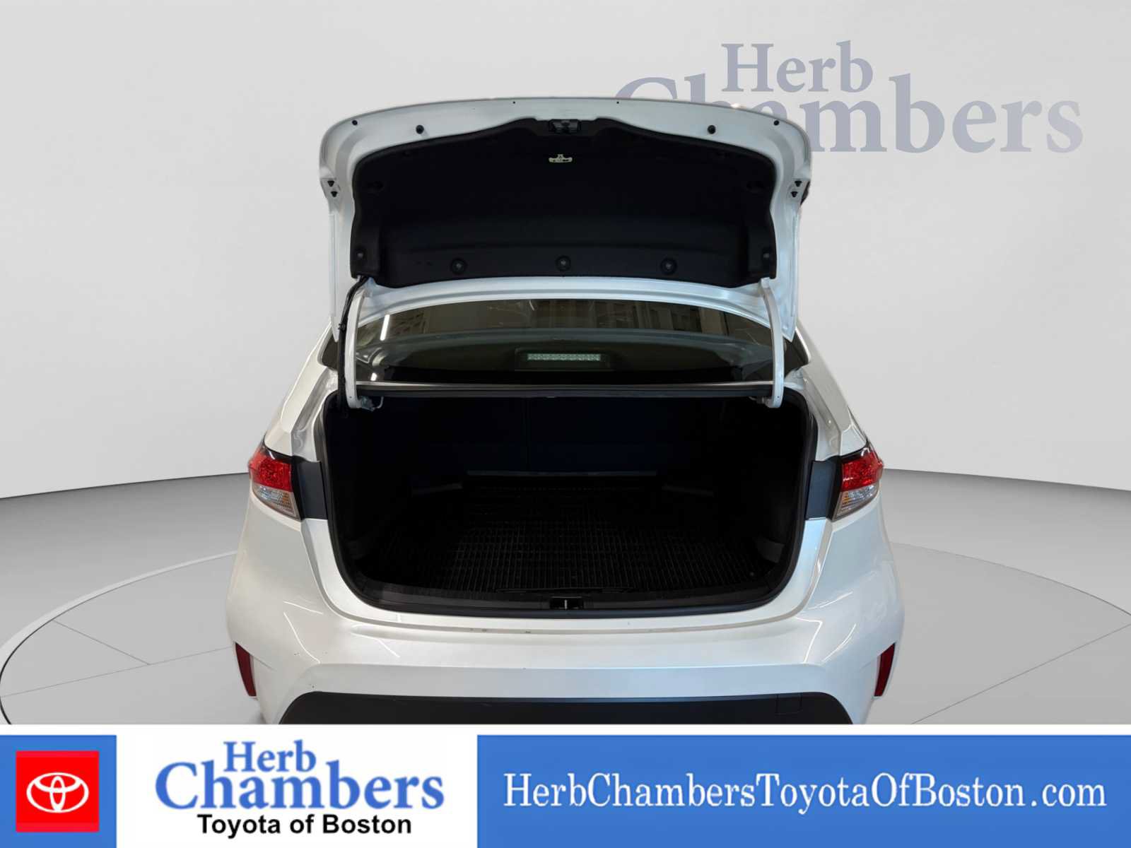 Used 2026 Toyota Corolla LE FWD image 4
