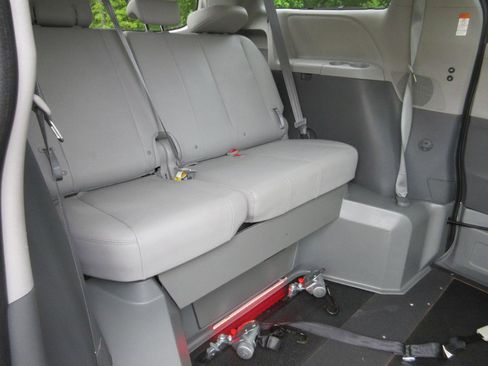 Used 2020 Toyota Sienna XLE w/ XLE Navigation Package FWD image 18