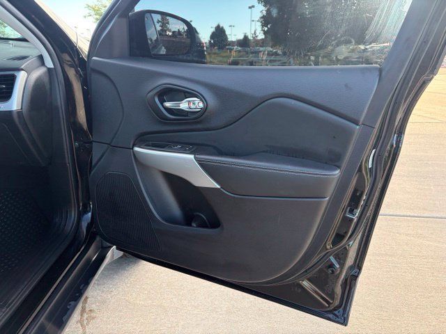 Used 2022 Jeep Cherokee Latitude w/ Trailer Tow Group AWD/4WD image 21