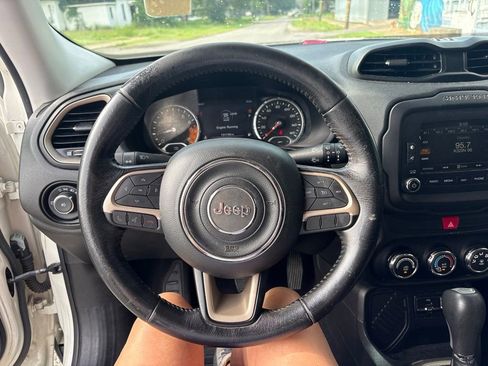 Used 2017 Jeep Renegade Latitude FWD image 17