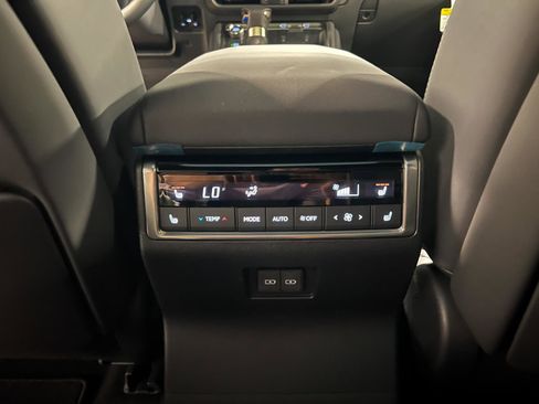 Used 2026 Lexus GX 550 w/ Cold Area Package image 32