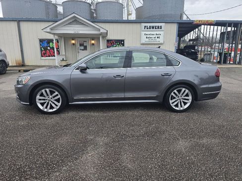 Used 2018 Volkswagen Passat 2.0T SEL Premium image 4
