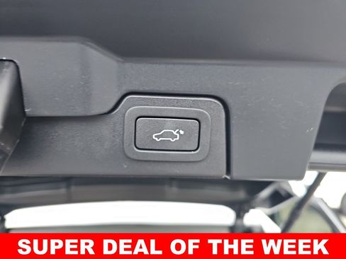 Used 2019 Land Rover Range Rover Evoque SE Premium image 13